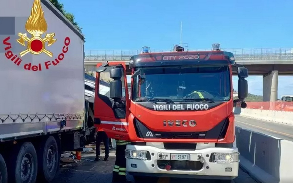 Schianto frontale tra due auto nel Bergamasco, una delle vetture prende fuoco: morte due persone, un ferito grave