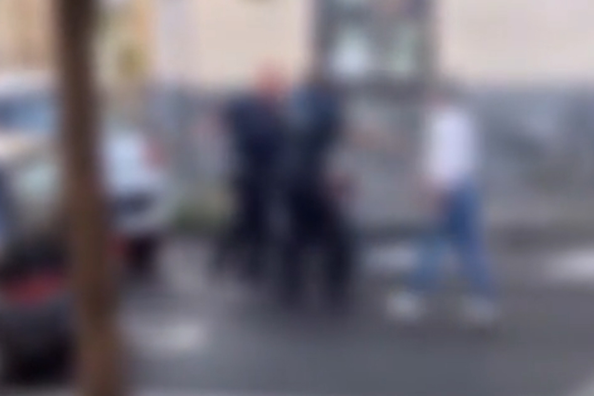 Vigile schiaffeggia motociclista senza casco, video virale e trasferimento immediato dell’agente