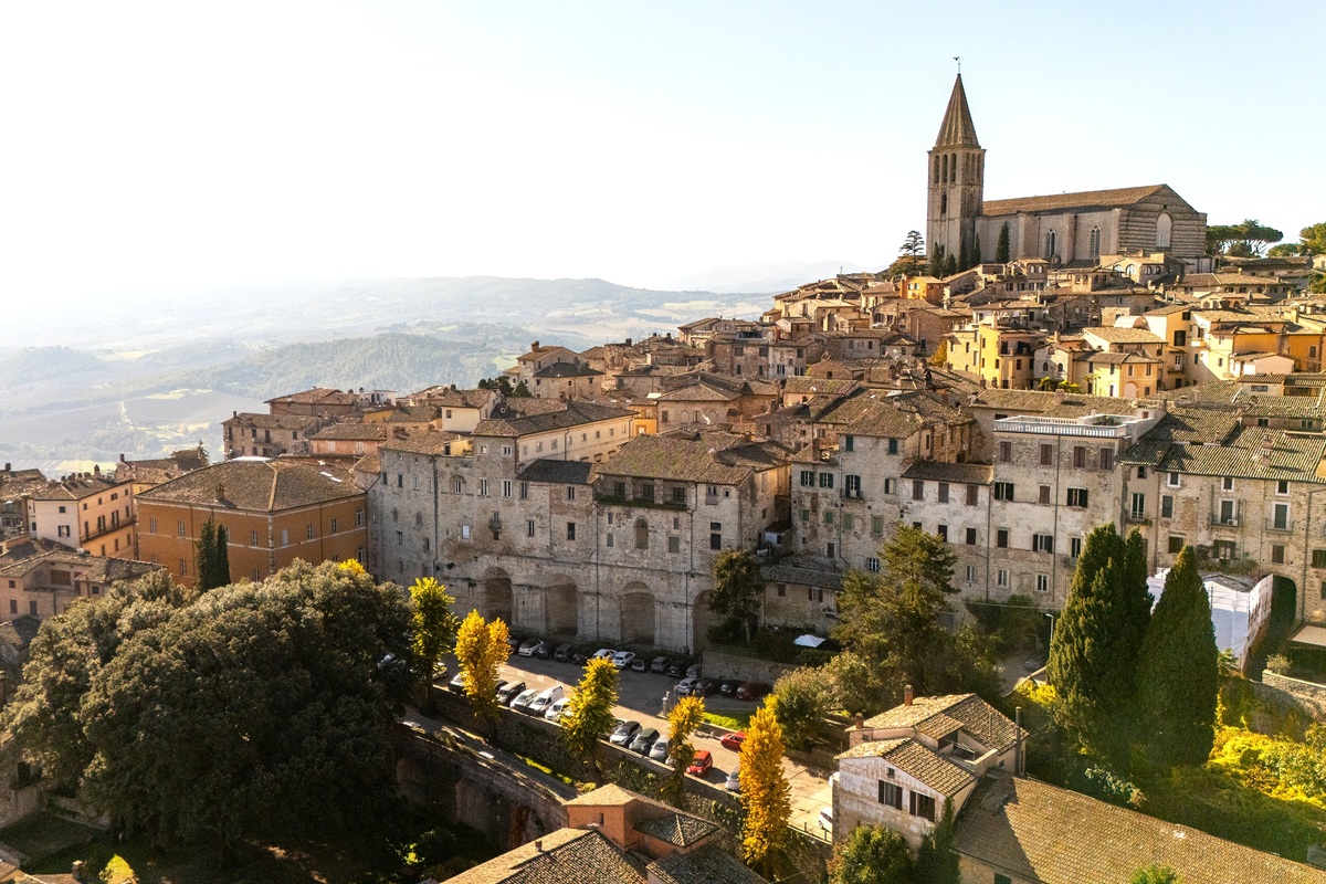 https://www.affaritaliani.it/static/upl2025/vist/vista-di-todi-orizzontale.jpg