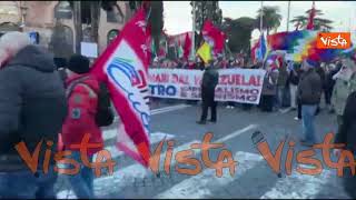 Bandiere di Venezuela, Palestina, Cuba e One Piece al corteo pro Maduro a Roma