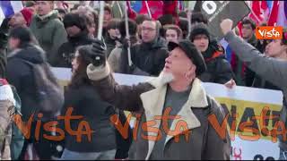 Corteo pro Maduro a Roma sfila verso l'Ambasciata Usa con le bandiere Venezuelane