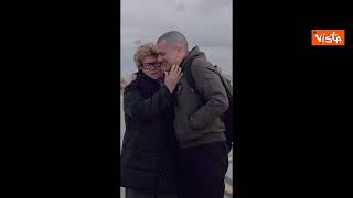 Trentini abbraccia la mamma, Burlò i figli. Il rientro in Italia dopo la liberazione dal Venezuela