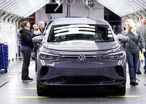 Volkswagen premia i lavoratori: contratto UAW approvato, aumenti e benefit. Cosa cambia ora