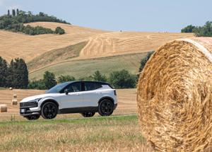 Volvo EX30 Cross Country: il SUV elettrico per vivere ogni avventura
