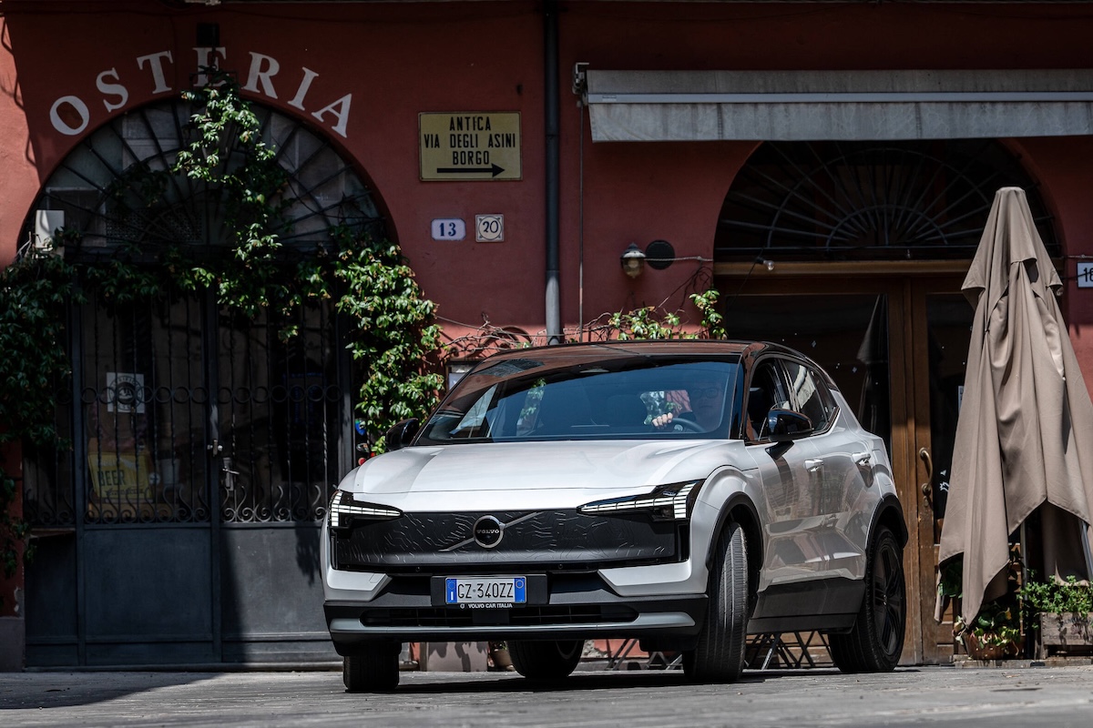 Volvo EX30 Cross Country: il SUV elettrico per vivere ogni avventura