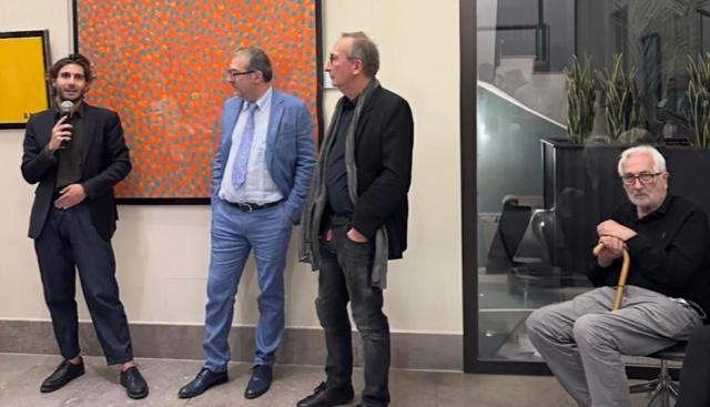 Radomir Damnjan, seduto, all’inaugurazione della sua personale a Spazio Roseto. In piedi, da sinistra: Vincenzo Saluzzo, Federico Bianchi e Milo Goj Radomir Damnjan, seduto, all’inaugurazione della sua personale a Spazio Roseto. In piedi, da sinistra: Vincenzo Saluzzo, Federico Bianchi e Milo Goj