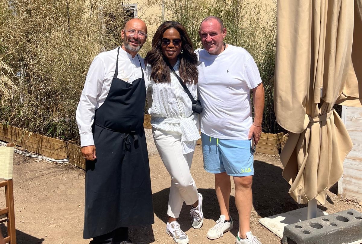 Oprah Winfrey canta e balla scatenata con i suoi amici in Sardegna. VIDEO Oprah Winfrey canta e balla scatenata con i suoi amici in Sardegna. VIDEO