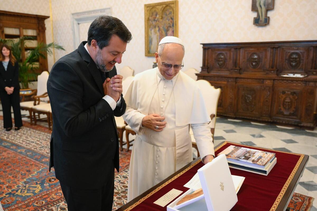 Matteo Salvini (accompagnato dalla figlia Mirta) dal Santo Padre