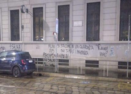 "Per Natale appendi uno sbirro all'albero": quando rimuoviamo quelle scritte da Porta Romana?