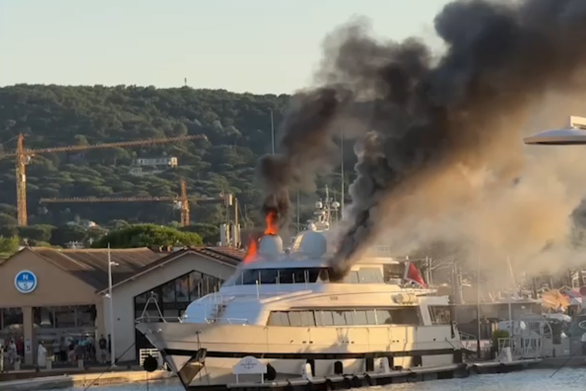 https://www.affaritaliani.it/static/upl2025/yach/yacht-incendiato-saint-tropez.jpg