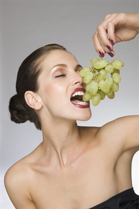 donna mangia uva 280x0