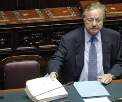 Matteoli: nessun senatore di Forza Italia voterà per il governo Renzi