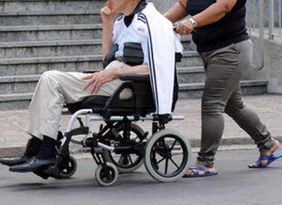 Terapia rivoluzionaria: uomo paralizzato torna a camminare