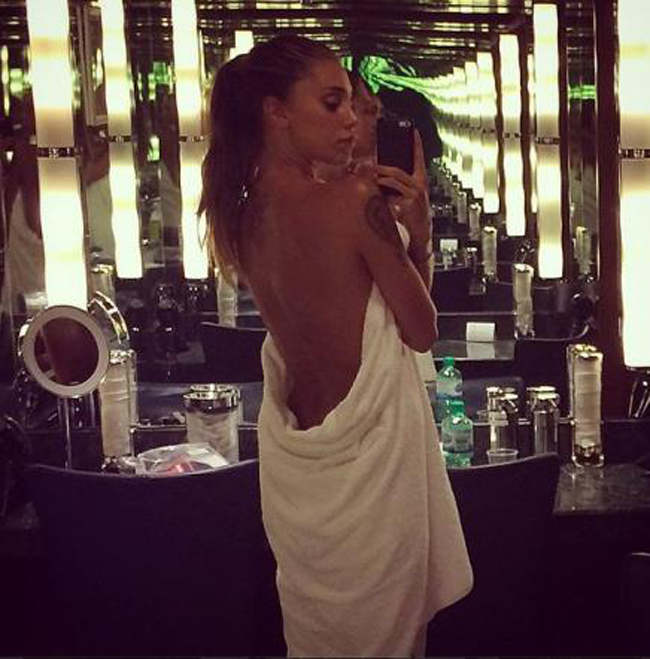belen rodriguez selfie (1)