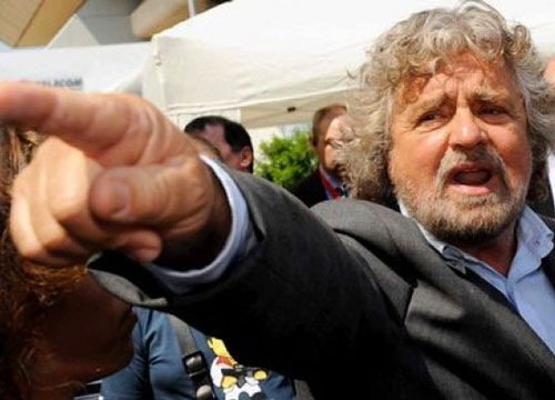 Grillo: "Lanciamo un referendum sull'euro". Cori e insulti ai giornalisti