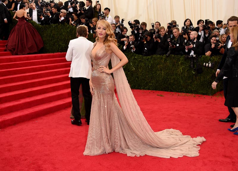 Blake Lively denuncia il regista Justin Baldoni di molestie sessuali: "Foto di donne nude e continue allusioni al porno"