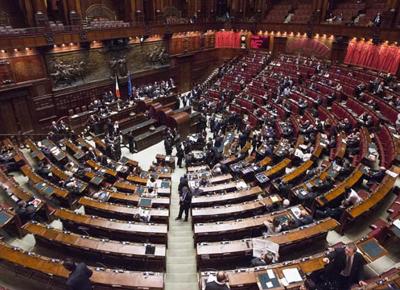 Camere, tagli per i dipendenti. Tetto 240mila euro. Ma è protesta