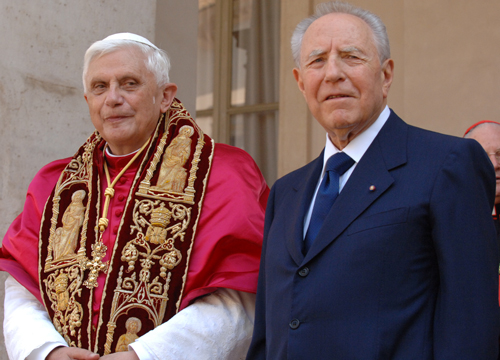 Il Presidente Carlo Azeglio Ciampi con il Papa Benedetto XVI, 2005 Il Presidente Carlo Azeglio Ciampi con il Papa Benedetto XVI, 2005