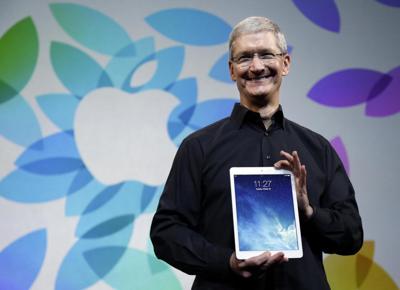 L'iPhone fa il pieno di vendite: trimestrale record per Apple