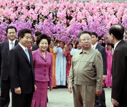 Corea Nord: Kim Jong-un ricompare dopo 40 giorni. Si aiuta con un bastone