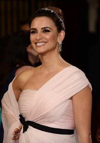 Penelope Cruz in Giambattista Valli: abito cipria con cintura nera in vita Penelope Cruz in Giambattista Valli: abito cipria con cintura nera in vita