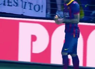Banana contro Dani Alves e l'esterno del Barça se la mangia. VIDEO