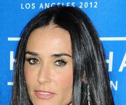 Demi Moore choc:venduta dalla madre per 500 dollari e rapporto a 3 con Kutcher