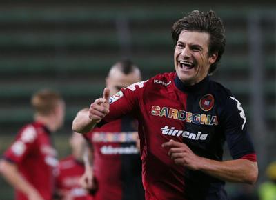 Omofobia nel calcio, lacci pro-gay per Dessena. E il Web lo insulta