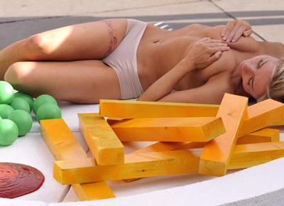 Londra, la presentatrice tv Sarah-Jane Honeywell nuda sul piatto per la giornata dei vegetariani Londra, la presentatrice tv Sarah-Jane Honeywell nuda sul piatto per la giornata dei vegetariani