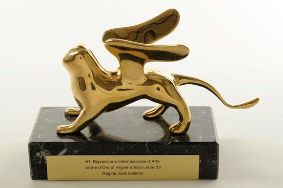 FALSO LEÓN, 2011 - bronzo in bagno d'oro guatemalteco - Foto: Giulia Talini - Padiglione dell’America Latina 54a Biennale Internazionale d’Arte, Venezia - Courtesy dell'Artista e PrometeoGallery FALSO LEÓN, 2011 - bronzo in bagno d'oro guatemalteco - Foto: Giulia Talini - Padiglione dell’America Latina 54a Biennale Internazionale d’Arte, Venezia - Courtesy dell'Artista e PrometeoGallery