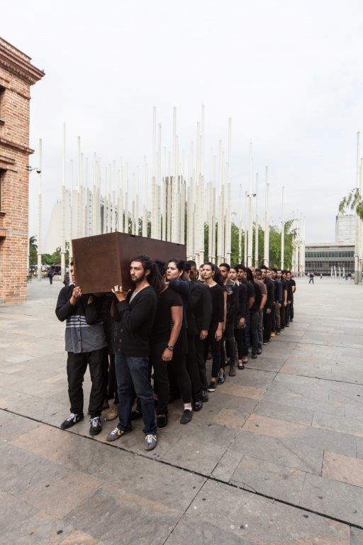 NEGOCIACIÓN EN TURNO, 2013 - Foto: Víctor Robledo - Commissionato e prodotto da XLII Salón (inter)nacional de artistas, Medellín, Colombia - Courtesy dell'Artista e PrometeoGallery NEGOCIACIÓN EN TURNO, 2013 - Foto: Víctor Robledo - Commissionato e prodotto da XLII Salón (inter)nacional de artistas, Medellín, Colombia - Courtesy dell'Artista e PrometeoGallery