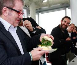 Le Coop rosse e l'imprenditore renziano donano cibo all'associazione ciellina sotto l'egida Expo
