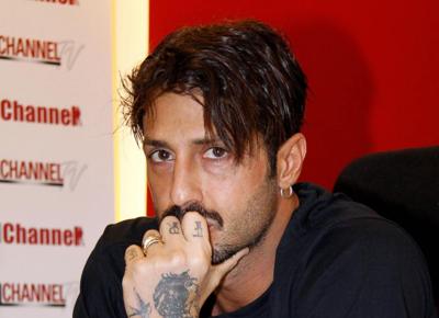 Fabrizio Corona riabbraccia il figlio Carlos, Nina Moric commenta. FOTO