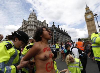 Le Femen irrompono al Tour de France. E' caos