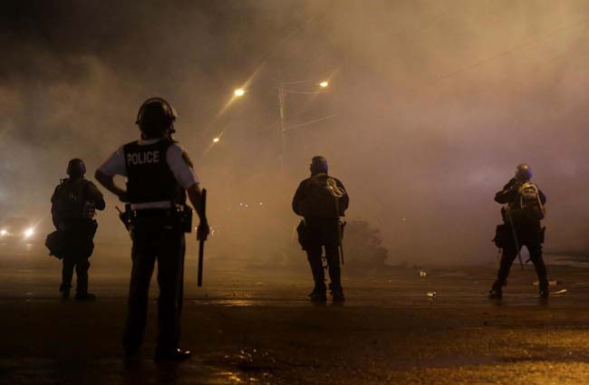 Ferguson, cortei contro la polizia razzista: 2 arresti
