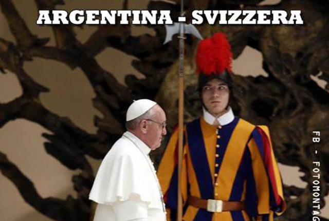 Tutti i pazzi per i Mondiali: il Papa palleggia con le guardie Svizzere