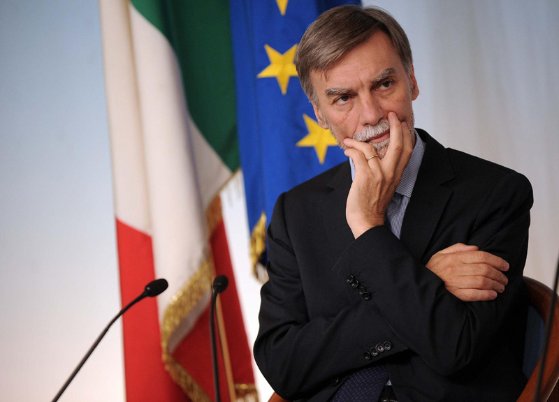 SCHIAFFO 1 - Graziano Del Rio, ministro delle Infrastrutture e Trasporti. Vergognosi ed ingiustificati gli aumenti dei pedaggi autostradali. Ma lui neppure una parola. Nemmeno per scusarsi. SCHIAFFO 1 - Graziano Del Rio, ministro delle Infrastrutture e Trasporti. Vergognosi ed ingiustificati gli aumenti dei pedaggi autostradali. Ma lui neppure una parola. Nemmeno per scusarsi.