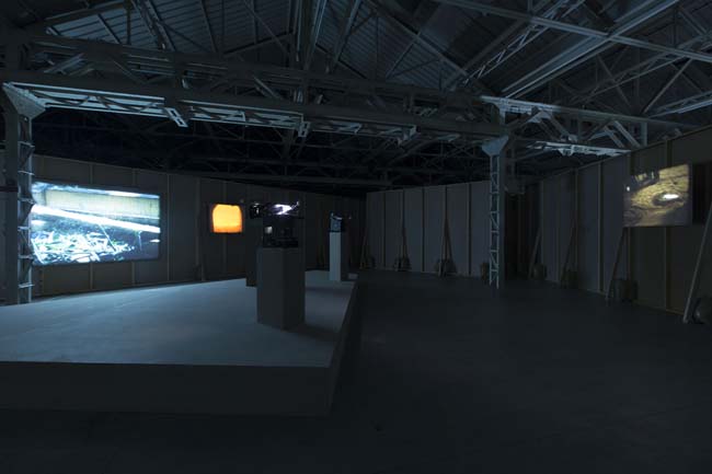 João Maria Gusmão + Pedro Paiva Papagaio Installation views Fondazione HangarBicocca, 2014 Photo by Agostino Osio Courtesy Fondazione HangarBicocca João Maria Gusmão + Pedro Paiva Papagaio Installation views Fondazione HangarBicocca, 2014 Photo by Agostino Osio Courtesy Fondazione HangarBicocca