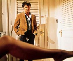Il laureato/ E’ il 1968. Nelle note del duo folk rock Simon & Garfunkel risuona l’amore clandestino tra Benjamin Braddock (Dustin Hoffman), promettente rampollo di una famiglia facoltosa e l’affascinante Mrs Robinson (Anne Bancroft), moglie del socio di suo padre. Dall’infedeltà coniugale si passa al triangolo amoroso quando la relazione con laRobinson viene a galla ed Elaine, sua figlia, pur innamorata di Benjamin, decide di sposare un altro uomo. Scapperà dall’altare - a pochi minuti dal termine della celebrazione e ancora in abito da sposa – proprio con Benjamin. Il laureato/ E’ il 1968. Nelle note del duo folk rock Simon & Garfunkel risuona l’amore clandestino tra Benjamin Braddock (Dustin Hoffman), promettente rampollo di una famiglia facoltosa e l’affascinante Mrs Robinson (Anne Bancroft), moglie del socio di suo padre. Dall’infedeltà coniugale si passa al triangolo amoroso quando la relazione con laRobinson viene a galla ed Elaine, sua figlia, pur innamorata di Benjamin, decide di sposare un altro uomo. Scapperà dall’altare - a pochi minuti dal termine della celebrazione e ancora in abito da sposa – proprio con Benjamin.