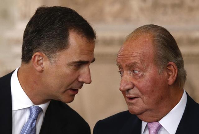 Spagna, Juan Carlos indagato per corruzione: il re emerito lascia il paese