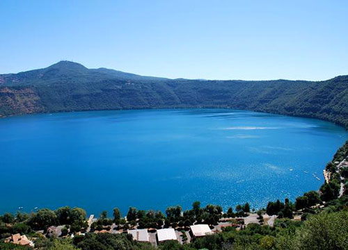 Rinvenuti ordigni bellici nel lago di Albano. Ripescate 80 bombe a mano