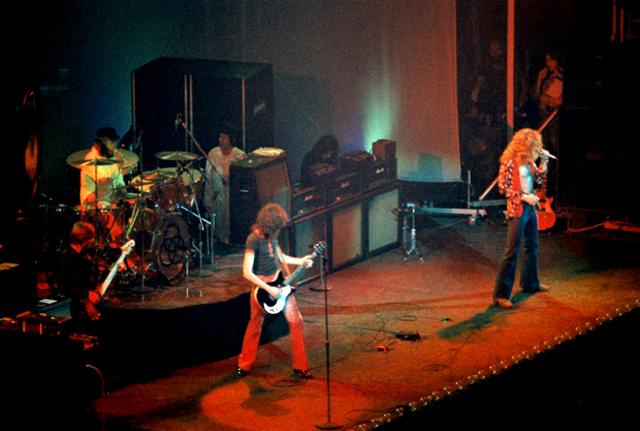 Led Zeppelin, The Eagles, Patty Smith... gli strumenti delle leggende 'suonano' a New York