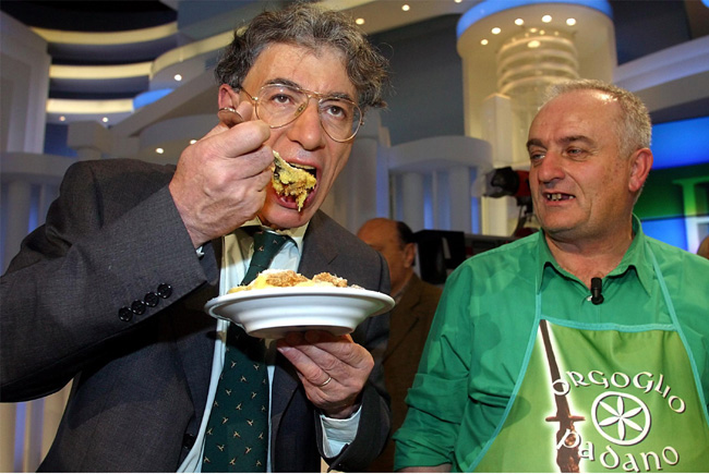 10. TRAFILATURA, AL BRONZO O AL TEFLON? All'esterno le trafile sono tutte fatte dello stesso materiale: il bronzo. E' l'inserto interno che cambia. Puo' essere in teflon, e in questo caso si ottiene una pasta piu' liscia e dal colore piu' giallo, oppure in bronzo, e in questo caso la pasta appare piu' pallida e ruvida. All'assaggio, la pasta trafilata al bronzo risulta piu' omogenea mentre quella trafilata al teflon ha il cuore piu' croccante. Ciascuna di esse si accompagna meglio ad alcuni condimenti piuttosto che ad altri. 10. TRAFILATURA, AL BRONZO O AL TEFLON? All'esterno le trafile sono tutte fatte dello stesso materiale: il bronzo. E' l'inserto interno che cambia. Puo' essere in teflon, e in questo caso si ottiene una pasta piu' liscia e dal colore piu' giallo, oppure in bronzo, e in questo caso la pasta appare piu' pallida e ruvida. All'assaggio, la pasta trafilata al bronzo risulta piu' omogenea mentre quella trafilata al teflon ha il cuore piu' croccante. Ciascuna di esse si accompagna meglio ad alcuni condimenti piuttosto che ad altri.