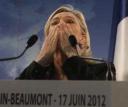 Casa Le Pen / Il doberman di Jean-Marie sbrana la gattina di Marine, che fa le valigie