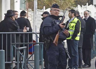 Parigi, motocicletta in fiamme fuori dalla missione militare giordana