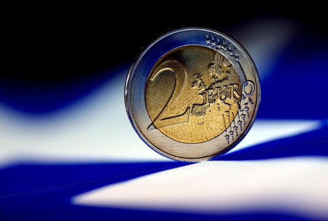 Euro ai minimi sul dollaro dal 2013