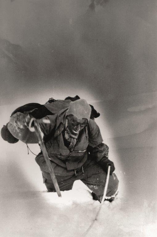 Achille Compagnoni verso uno dei campi alti del K2 Achille Compagnoni verso uno dei campi alti del K2