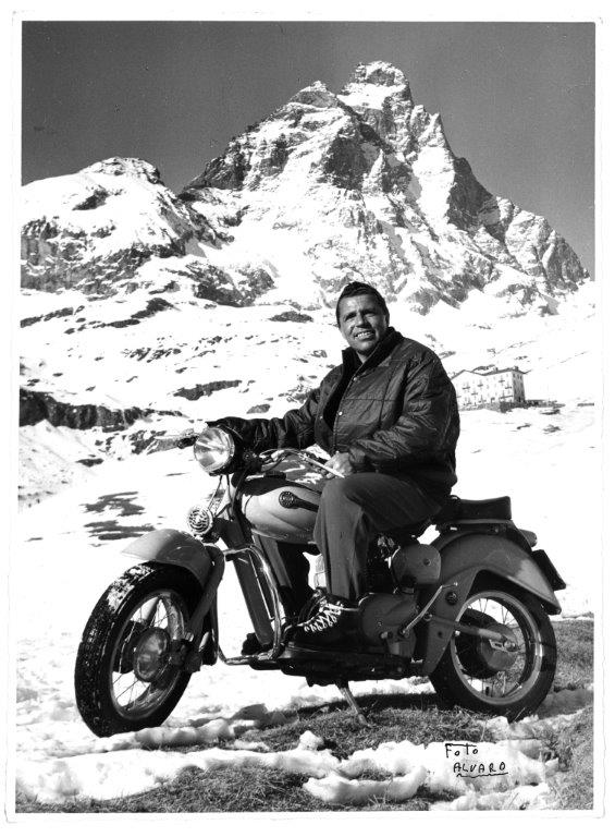 Achille Compagnoni su una Moto Guzzi a Cervinia, negli anni ‘50 Achille Compagnoni su una Moto Guzzi a Cervinia, negli anni ‘50