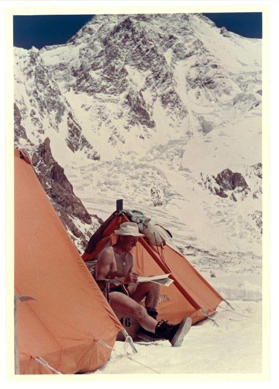 Achille Compagnoni al campo base Achille Compagnoni al campo base