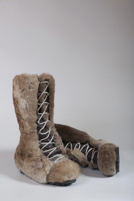 Stivali di Achille Compagnoni. Ogni alpinista della spedizione disponeva di non meno di 5 paia di scarpe. Questi stivali erano stati prodotti specificamente dalla Dolomite, con pelo di renna esterno e interfodera in pelle di opossum. Compagnoni li utilizzò dal campo VIII alla cima. Stivali di Achille Compagnoni. Ogni alpinista della spedizione disponeva di non meno di 5 paia di scarpe. Questi stivali erano stati prodotti specificamente dalla Dolomite, con pelo di renna esterno e interfodera in pelle di opossum. Compagnoni li utilizzò dal campo VIII alla cima.